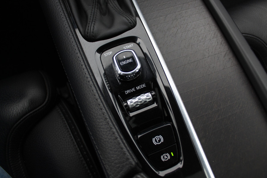 Volvo V90 Cross Country 2.0 D5 Pro / Trekhaak / Panoramadak / Camera / Head-up / Bowers en Wilkens / Luchtvering / 20'' / Keyless / Standverwarming / Stuurverwarming  / Dodehoek / Stoelverwarming / ACC