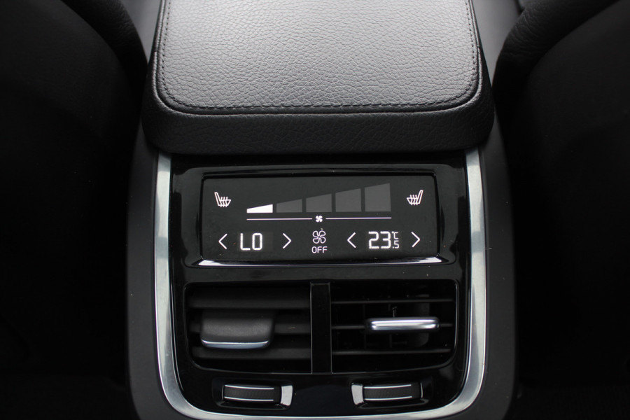 Volvo V90 Cross Country 2.0 D5 Pro / Trekhaak / Panoramadak / Camera / Head-up / Bowers en Wilkens / Luchtvering / 20'' / Keyless / Standverwarming / Stuurverwarming  / Dodehoek / Stoelverwarming / ACC