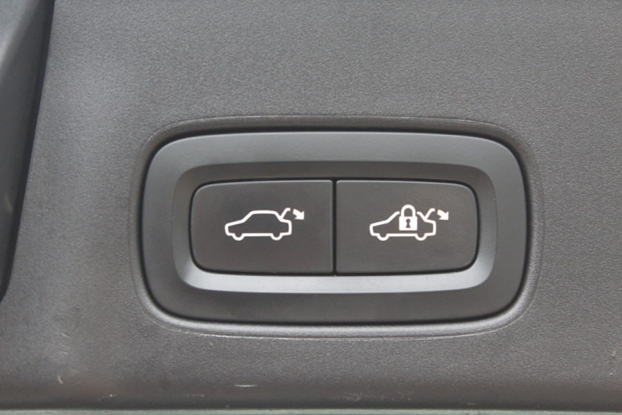 Volvo V90 Cross Country 2.0 D5 Pro / Trekhaak / Panoramadak / Camera / Head-up / Bowers en Wilkens / Luchtvering / 20'' / Keyless / Standverwarming / Stuurverwarming  / Dodehoek / Stoelverwarming / ACC