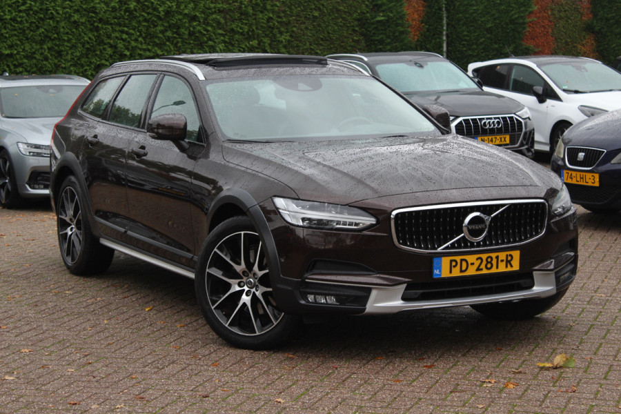 Volvo V90 Cross Country 2.0 D5 Pro / Trekhaak / Panoramadak / Camera / Head-up / Bowers en Wilkens / Luchtvering / 20'' / Keyless / Standverwarming / Stuurverwarming  / Dodehoek / Stoelverwarming / ACC