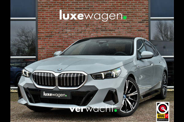 BMW 5 Serie 530e M-Sport Pano ACC 360 H/K Stoel-vent Brooklyngrau