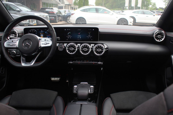 Mercedes-Benz A-Klasse 180 d Business Solution AMG / A35 AMG Look / Panoramadak / Camera / 19'' / Leder&Alcanatara / Nightpakket / Cruise Control