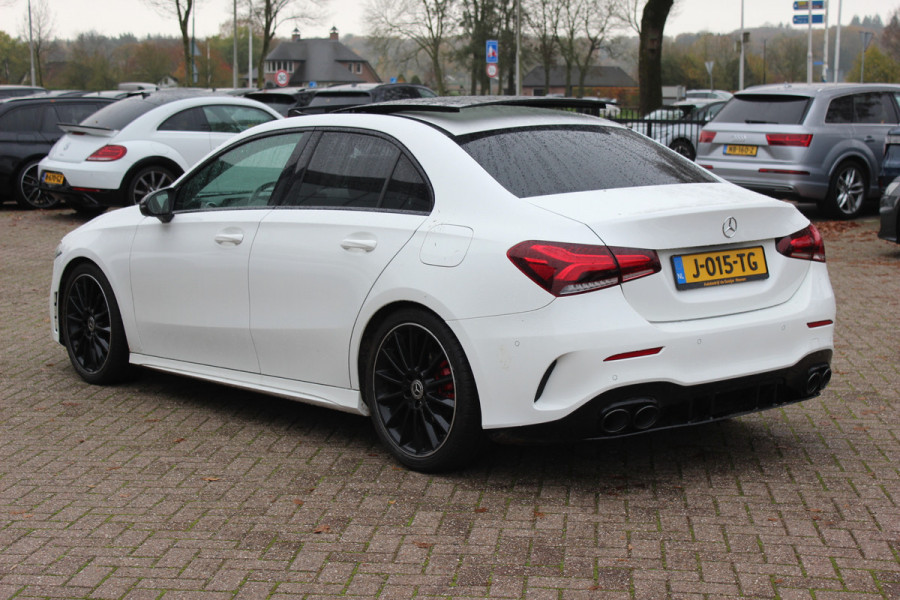 Mercedes-Benz A-Klasse 180 d Business Solution AMG / A35 AMG Look / Panoramadak / Camera / 19'' / Leder&Alcanatara / Nightpakket / Cruise Control