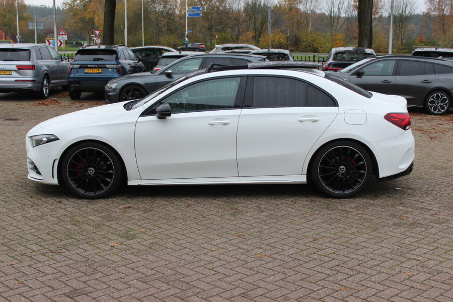 Mercedes-Benz A-Klasse 180 d Business Solution AMG / A35 AMG Look / Panoramadak / Camera / 19'' / Leder&Alcanatara / Nightpakket / Cruise Control