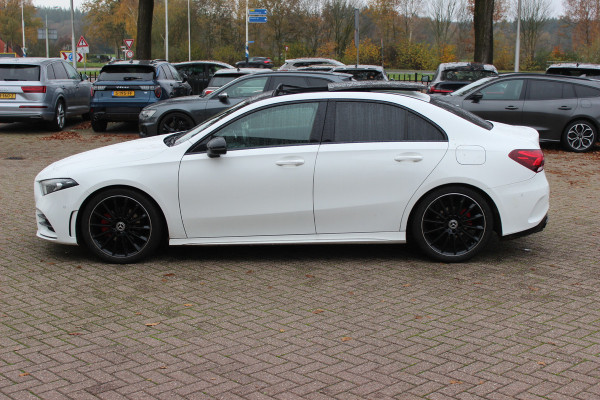 Mercedes-Benz A-Klasse 180 d Business Solution AMG / A35 AMG Look / Panoramadak / Camera / 19'' / Leder&Alcanatara / Nightpakket / Cruise Control