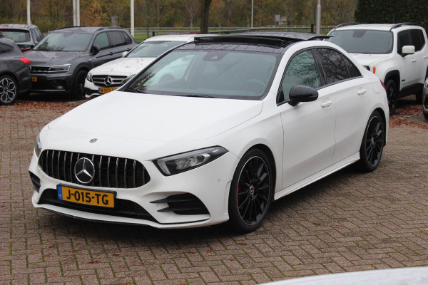 Mercedes-Benz A-Klasse 180 d Business Solution AMG / A35 AMG Look / Panoramadak / Camera / 19'' / Leder&Alcanatara / Nightpakket / Cruise Control