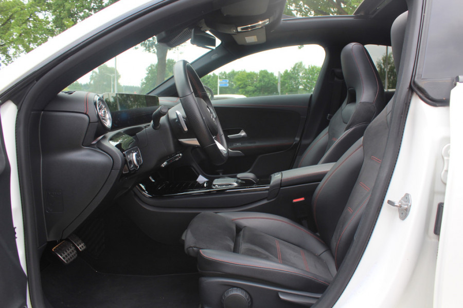 Mercedes-Benz A-Klasse 180 d Business Solution AMG / A35 AMG Look / Panoramadak / Camera / 19'' / Leder&Alcanatara / Nightpakket / Cruise Control