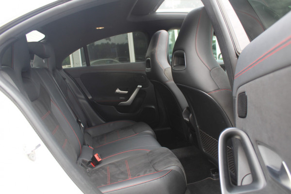 Mercedes-Benz A-Klasse 180 d Business Solution AMG / A35 AMG Look / Panoramadak / Camera / 19'' / Leder&Alcanatara / Nightpakket / Cruise Control