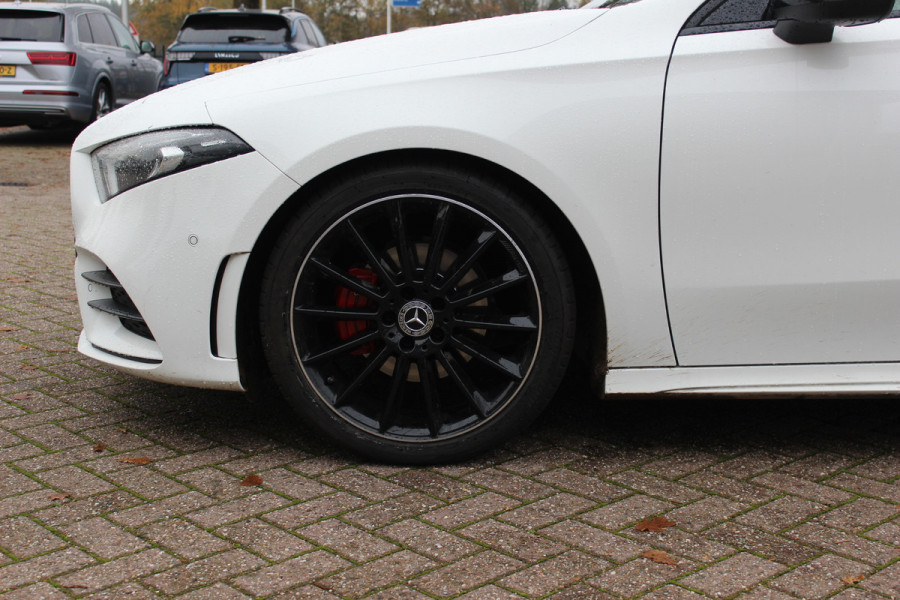 Mercedes-Benz A-Klasse 180 d Business Solution AMG / A35 AMG Look / Panoramadak / Camera / 19'' / Leder&Alcanatara / Nightpakket / Cruise Control