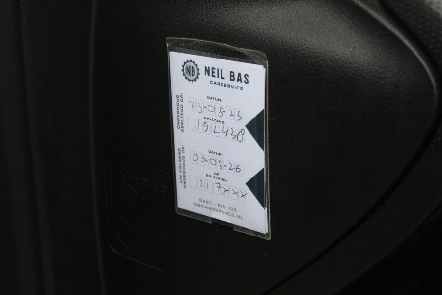 Mercedes-Benz A-Klasse 180 d Business Solution AMG / A35 AMG Look / Panoramadak / Camera / 19'' / Leder&Alcanatara / Nightpakket / Cruise Control