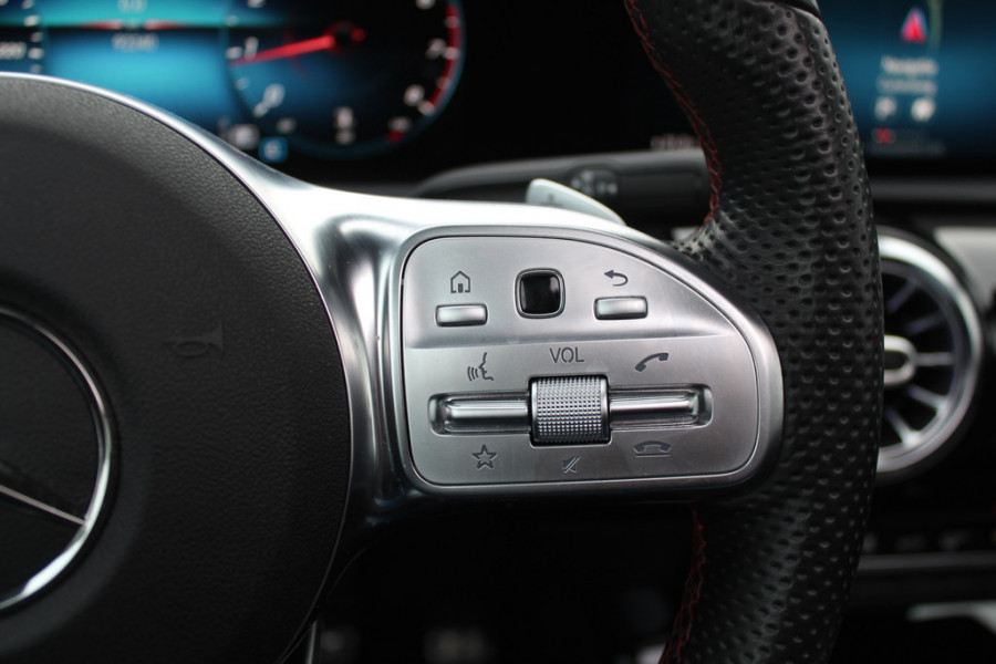 Mercedes-Benz A-Klasse 180 d Business Solution AMG / A35 AMG Look / Panoramadak / Camera / 19'' / Leder&Alcanatara / Nightpakket / Cruise Control
