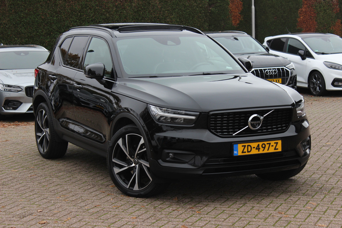 Volvo XC40 2.0 T5 AWD R-Design Intro Edition / Trekhaak / Panoramadak / 360Camera / Standverwarming / Leder / Harman Kardon / Navigatie / Stuurverwarming / ACC / Dodehoek / DAB