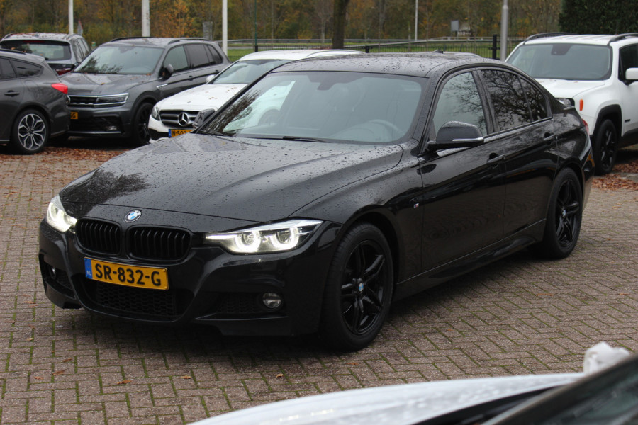 BMW 3-serie 320i Edition M Sport / Trekhaak / Leder / Navigatie / 18'' / Stoelverwarming / Cruise Control