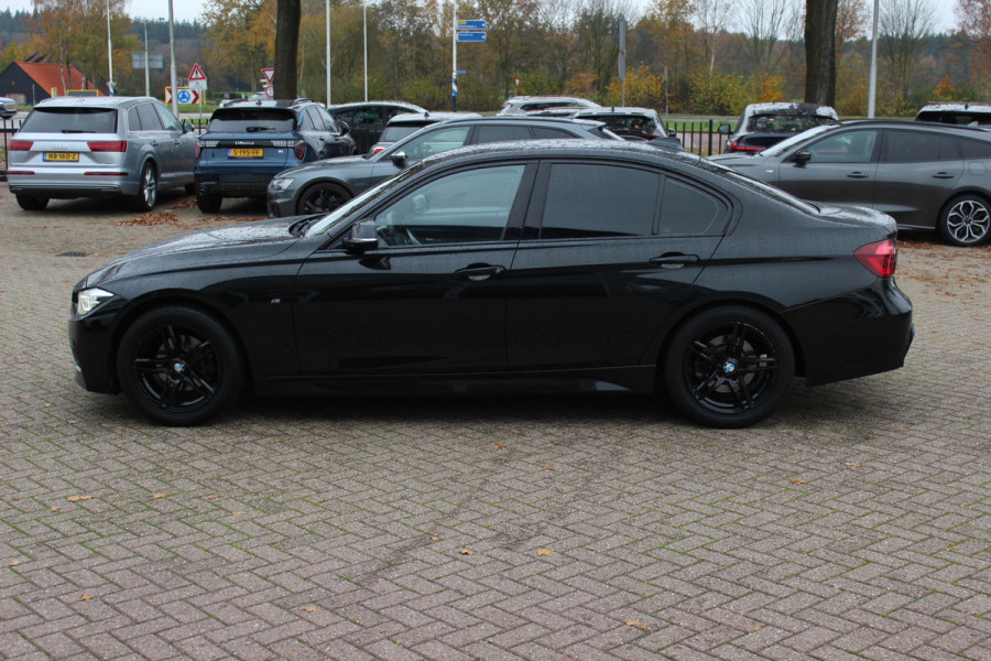 BMW 3-serie 320i Edition M Sport / Trekhaak / Leder / Navigatie / 18'' / Stoelverwarming / Cruise Control