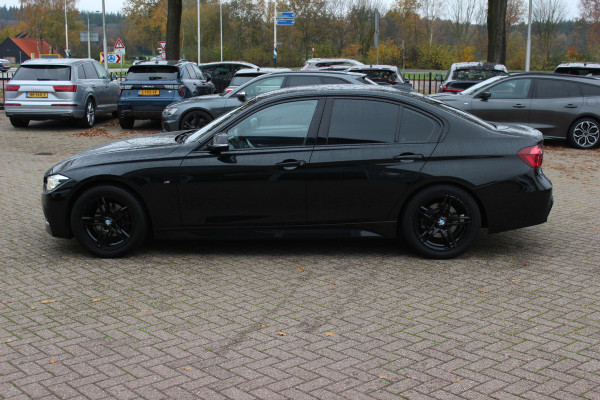 BMW 3-serie 320i Edition M Sport / Trekhaak / Leder / Navigatie / 18'' / Stoelverwarming / Cruise Control