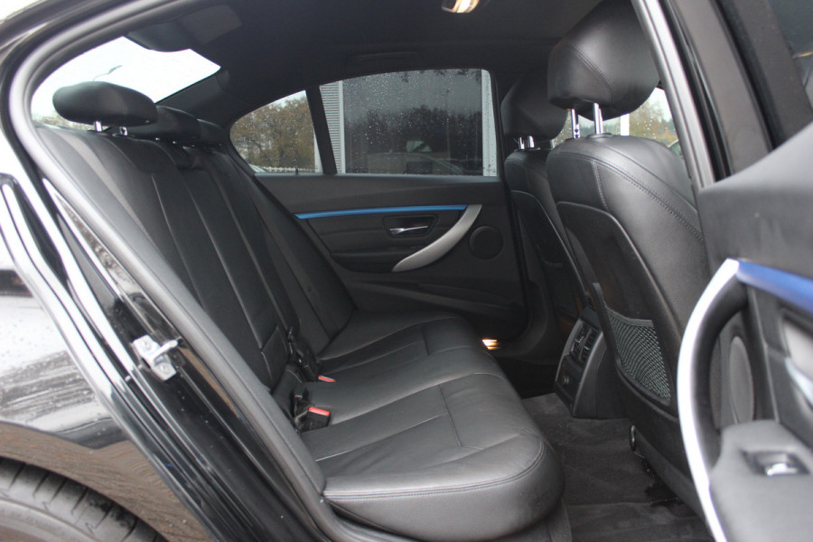 BMW 3-serie 320i Edition M Sport / Trekhaak / Leder / Navigatie / 18'' / Stoelverwarming / Cruise Control