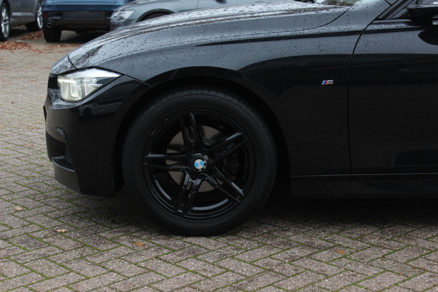 BMW 3-serie 320i Edition M Sport / Trekhaak / Leder / Navigatie / 18'' / Stoelverwarming / Cruise Control