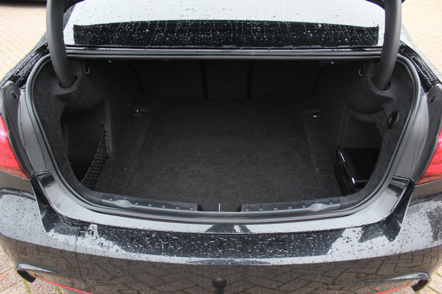 BMW 3-serie 320i Edition M Sport / Trekhaak / Leder / Navigatie / 18'' / Stoelverwarming / Cruise Control