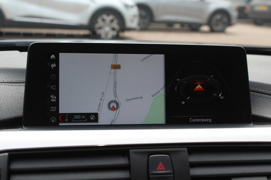 BMW 3-serie 320i Edition M Sport / Trekhaak / Leder / Navigatie / 18'' / Stoelverwarming / Cruise Control