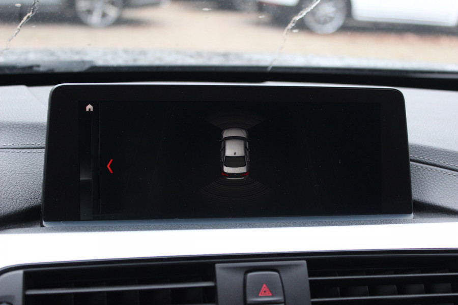 BMW 3-serie 320i Edition M Sport / Trekhaak / Leder / Navigatie / 18'' / Stoelverwarming / Cruise Control