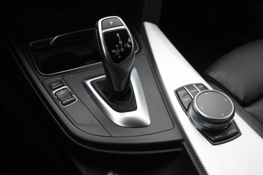BMW 3-serie 320i Edition M Sport / Trekhaak / Leder / Navigatie / 18'' / Stoelverwarming / Cruise Control