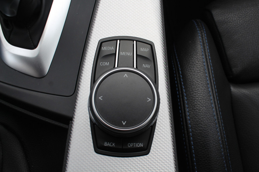 BMW 3-serie 320i Edition M Sport / Trekhaak / Leder / Navigatie / 18'' / Stoelverwarming / Cruise Control