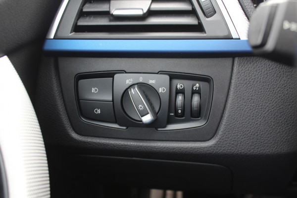 BMW 3-serie 320i Edition M Sport / Trekhaak / Leder / Navigatie / 18'' / Stoelverwarming / Cruise Control