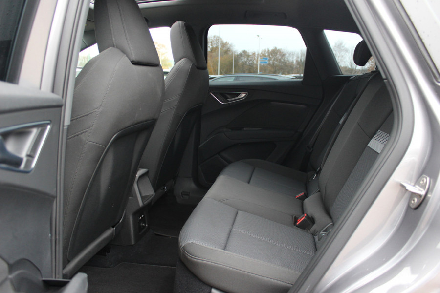 Audi Q4 e-tron 35 Launch edition Advanced Plus 55 kWh / SoH 93%  / Trekhaak / Panoramadak / Camera / Navigatie / 19'' / Matrix LED / Stoelverwarming / Warmtepomp / DAB / ACC