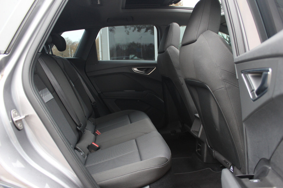 Audi Q4 e-tron 35 Launch edition Advanced Plus 55 kWh / SoH 93%  / Trekhaak / Panoramadak / Camera / Navigatie / 19'' / Matrix LED / Stoelverwarming / Warmtepomp / DAB / ACC