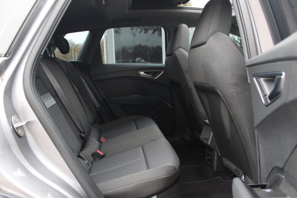 Audi Q4 e-tron 35 Launch edition Advanced Plus 55 kWh / SoH 93%  / Trekhaak / Panoramadak / Camera / Navigatie / 19'' / Matrix LED / Stoelverwarming / Warmtepomp / DAB / ACC