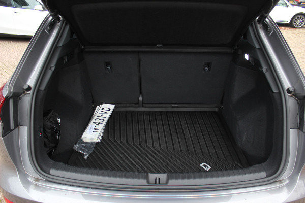 Audi Q4 e-tron 35 Launch edition Advanced Plus 55 kWh / SoH 93%  / Trekhaak / Panoramadak / Camera / Navigatie / 19'' / Matrix LED / Stoelverwarming / Warmtepomp / DAB / ACC
