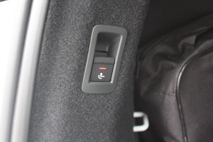 Audi Q4 e-tron 35 Launch edition Advanced Plus 55 kWh / SoH 93%  / Trekhaak / Panoramadak / Camera / Navigatie / 19'' / Matrix LED / Stoelverwarming / Warmtepomp / DAB / ACC