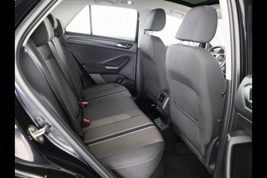 Volkswagen T-Roc 1.0 TSI Style 110 pk | Navigatie | Panoramadak | Parkeersensoren | Autom. airco | Stoelverwarming | LED koplampen |