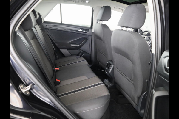 Volkswagen T-Roc 1.0 TSI Style 110 pk | Navigatie | Panoramadak | Parkeersensoren | Autom. airco | Stoelverwarming | LED koplampen |