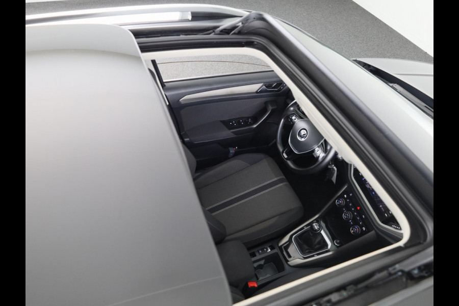 Volkswagen T-Roc 1.0 TSI Style 110 pk | Navigatie | Panoramadak | Parkeersensoren | Autom. airco | Stoelverwarming | LED koplampen |