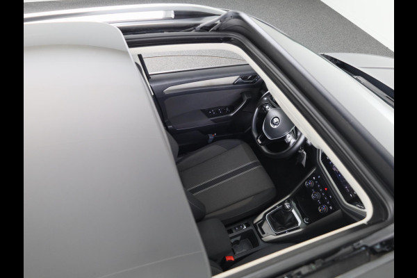 Volkswagen T-Roc 1.0 TSI Style 110 pk | Navigatie | Panoramadak | Parkeersensoren | Autom. airco | Stoelverwarming | LED koplampen |