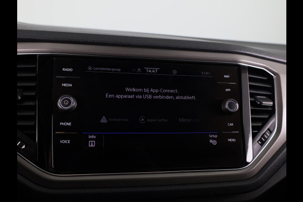 Volkswagen T-Roc 1.0 TSI Style 110 pk | Navigatie | Panoramadak | Parkeersensoren | Autom. airco | Stoelverwarming | LED koplampen |