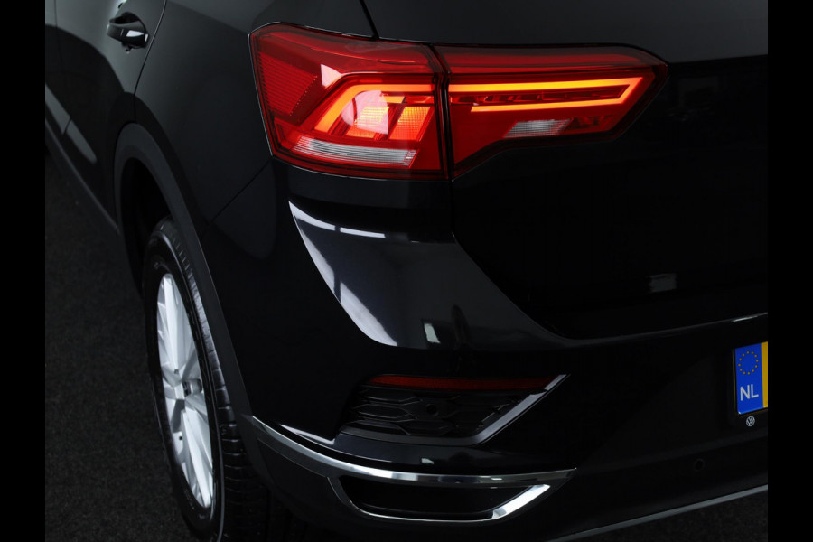 Volkswagen T-Roc 1.0 TSI Style 110 pk | Navigatie | Panoramadak | Parkeersensoren | Autom. airco | Stoelverwarming | LED koplampen |