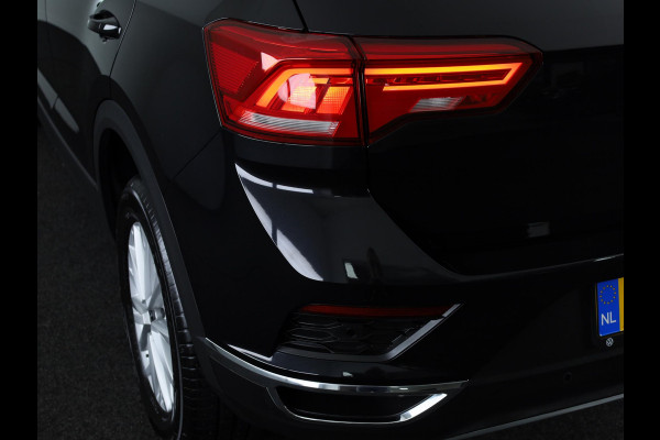 Volkswagen T-Roc 1.0 TSI Style 110 pk | Navigatie | Panoramadak | Parkeersensoren | Autom. airco | Stoelverwarming | LED koplampen |