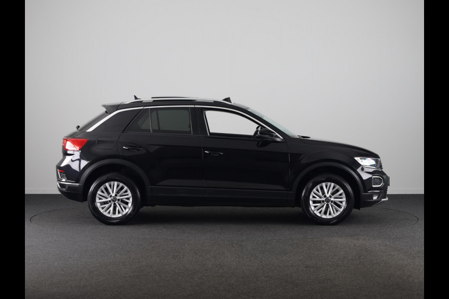 Volkswagen T-Roc 1.0 TSI Style 110 pk | Navigatie | Panoramadak | Parkeersensoren | Autom. airco | Stoelverwarming | LED koplampen |