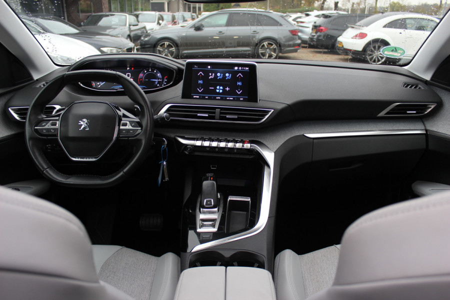 Peugeot 3008 1.2 PureTech Allure / Trekhaak / Panoramadak / Camera / Navigatie / 18'' / Half leder / CarPlay / Stoelverwarmign / Cruise Control
