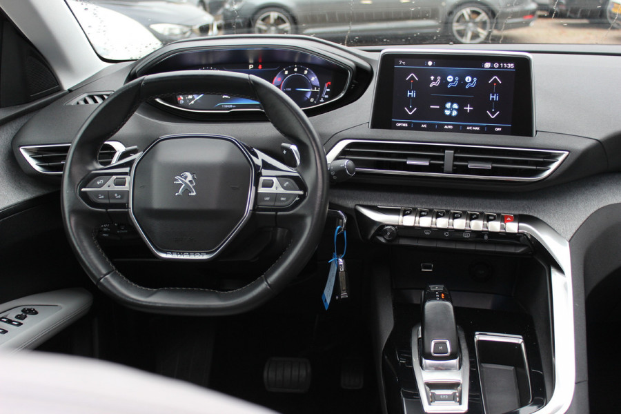 Peugeot 3008 1.2 PureTech Allure / Trekhaak / Panoramadak / Camera / Navigatie / 18'' / Half leder / CarPlay / Stoelverwarmign / Cruise Control