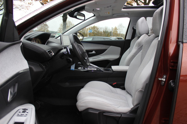 Peugeot 3008 1.2 PureTech Allure / Trekhaak / Panoramadak / Camera / Navigatie / 18'' / Half leder / CarPlay / Stoelverwarmign / Cruise Control