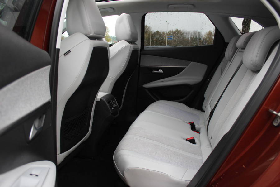 Peugeot 3008 1.2 PureTech Allure / Trekhaak / Panoramadak / Camera / Navigatie / 18'' / Half leder / CarPlay / Stoelverwarmign / Cruise Control