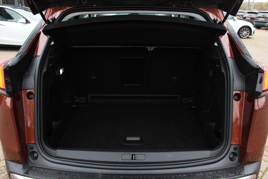Peugeot 3008 1.2 PureTech Allure / Trekhaak / Panoramadak / Camera / Navigatie / 18'' / Half leder / CarPlay / Stoelverwarmign / Cruise Control