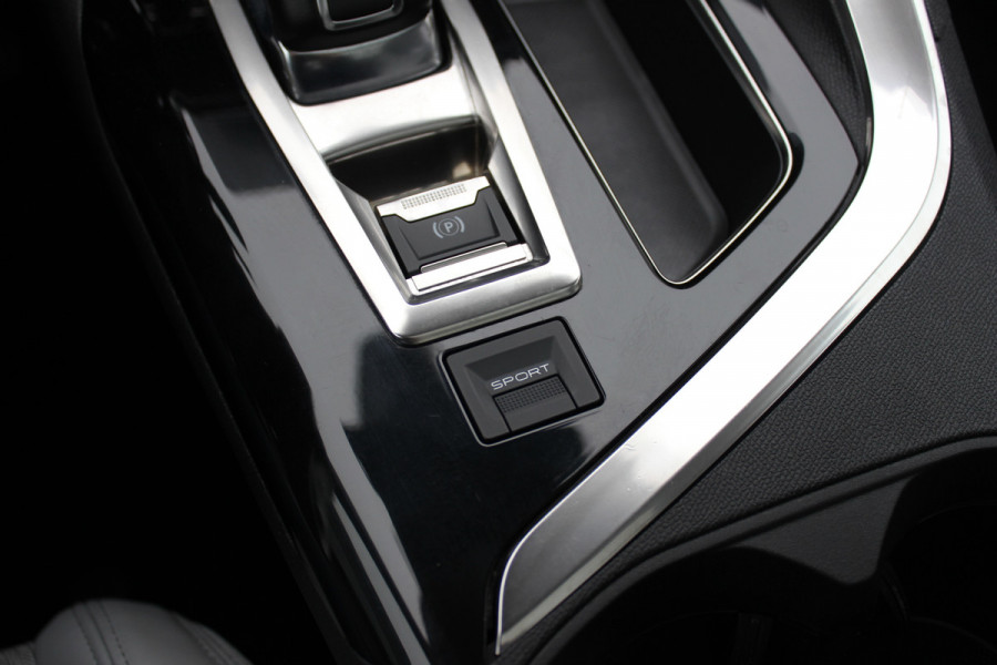 Peugeot 3008 1.2 PureTech Allure / Trekhaak / Panoramadak / Camera / Navigatie / 18'' / Half leder / CarPlay / Stoelverwarmign / Cruise Control