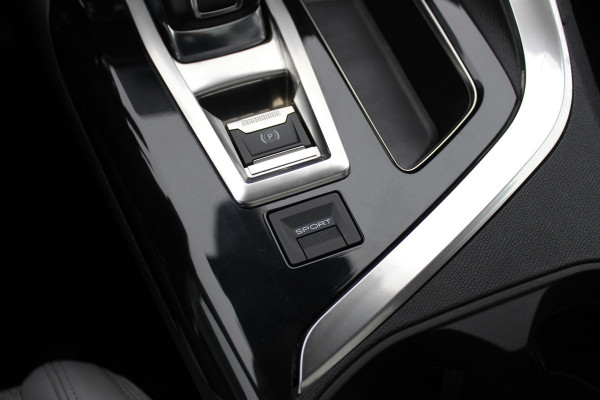 Peugeot 3008 1.2 PureTech Allure / Trekhaak / Panoramadak / Camera / Navigatie / 18'' / Half leder / CarPlay / Stoelverwarmign / Cruise Control