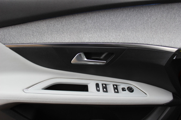 Peugeot 3008 1.2 PureTech Allure / Trekhaak / Panoramadak / Camera / Navigatie / 18'' / Half leder / CarPlay / Stoelverwarmign / Cruise Control