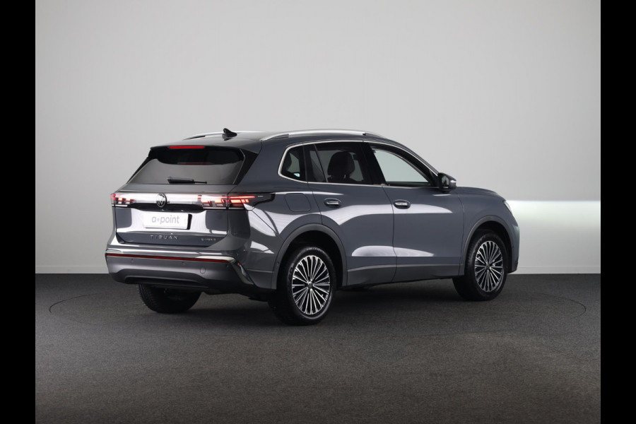 Volkswagen Tiguan 1.5 eHybrid Elegance 204 pk Automaat (DSG) | Verlengde garantie | Navigatie | Trekhaak (wegklapbaar) | Parkeersensoren (Park assist) | Rondomzicht camera | Stoelverwarming |