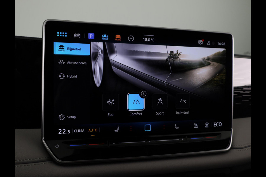 Volkswagen Tiguan 1.5 eHybrid Elegance 204 pk Automaat (DSG) | Verlengde garantie | Navigatie | Trekhaak (wegklapbaar) | Parkeersensoren (Park assist) | Rondomzicht camera | Stoelverwarming |